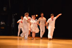 6 personas con y sin discapacidad intelectual en una hombre de teatro inclusivo