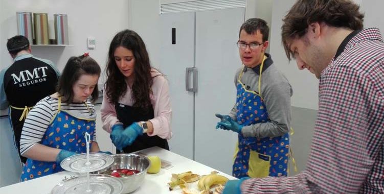 Actividad de voluntariado en Down Madrid apoyando un taller de cocina