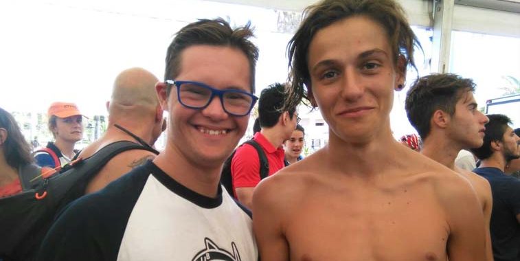 Dos jóvenes con discapacidad de Down Madrid tras una prueba de natación
