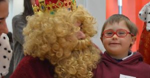 Gaspar de las fiesta de Reyes de ocio con un niño con síndrome de Down