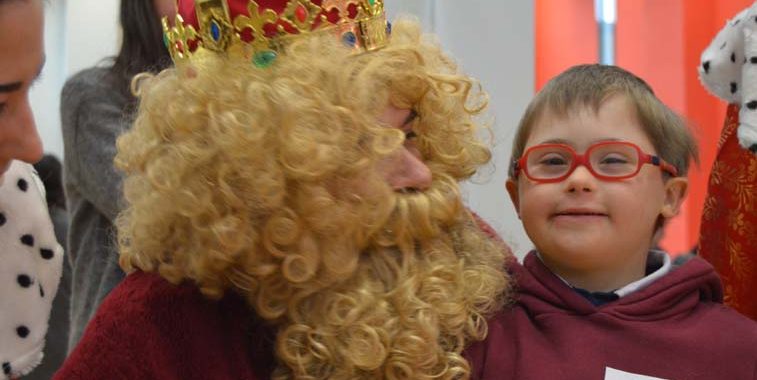 Gaspar de las fiesta de Reyes de ocio con un niño con síndrome de Down