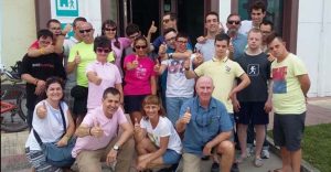 Grupo de voluntarios con jóvenes con discapacidad intelectual de Down Madrid en el camino de Santiago