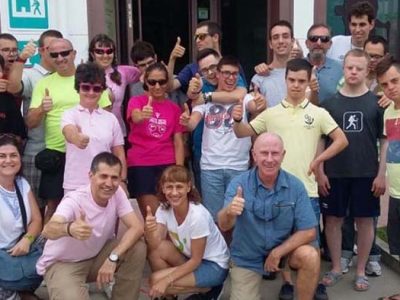 Grupo de voluntarios con jóvenes con discapacidad intelectual de Down Madrid en el camino de Santiago