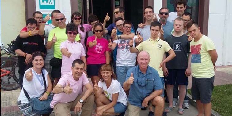 Grupo de voluntarios con jóvenes con discapacidad intelectual de Down Madrid en el camino de Santiago