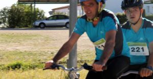 2 participantes del duatlón solidario de Down Madrid en tandem de bicicleta