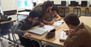 Grupo de alumnos de educación inclusiva en el Grado Medio de Gestión administrativa de Down Madrid