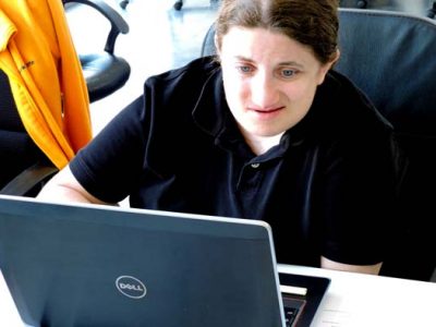 joven con discapacidad de Down Madrid en entorno informático