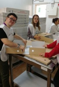 Tres jóvenes con discapacidad participan en una actividad de voluntariado gracias a Down Madrid