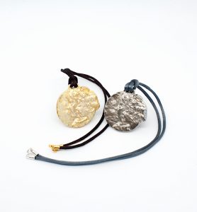 colgante de plata y oro conmemorativo de Down Madrid