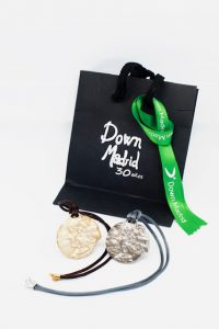Embalaje y colgante de plata y oro conmemorativo de Down Madrid