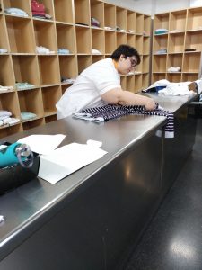Joven con discapacidad trabajando - inserción laboral de personas con discapacidad en empleo de Down Madrid